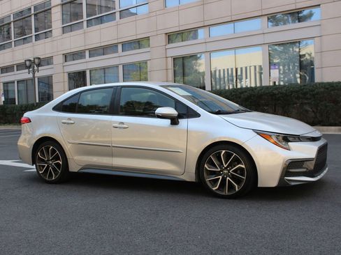 Used 2022 Toyota Corolla SE FWD image 2