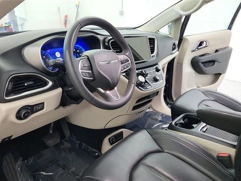 Used 2023 Chrysler Pacifica Touring-L FWD image 22