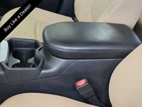 Used 2021 Toyota RAV4 XLE w/ Convenience Package FWD image 9