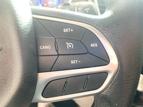 Used 2019 Chrysler Pacifica Touring Plus w/ Tire & Wheel Group FWD image 23