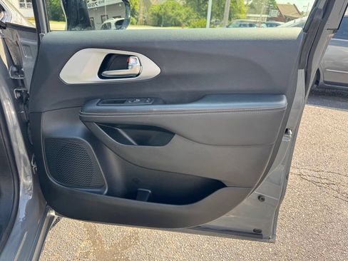 Used 2025 Chrysler Pacifica Limited FWD image 36