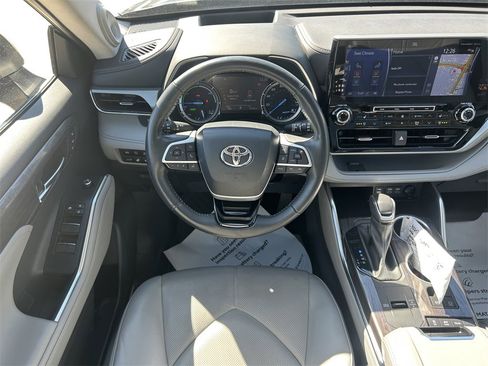 Certified 2022 Toyota Highlander Platinum image 18