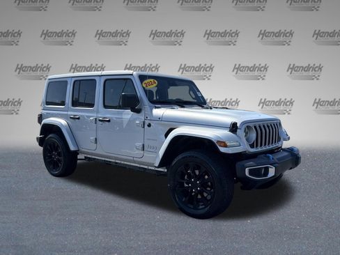 Used 2024 Jeep Wrangler Unlimited Sahara w/ Technology Group AWD/4WD image 2