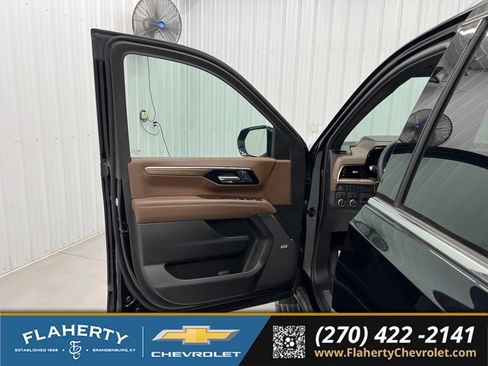 Used 2025 Chevrolet Suburban High Country AWD/4WD image 8