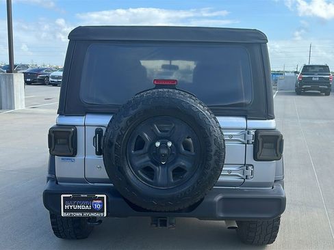 Used 2018 Jeep Wrangler Unlimited Sport image 12