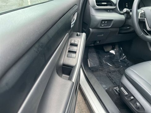 Used 2025 Toyota Highlander XSE AWD/4WD image 18