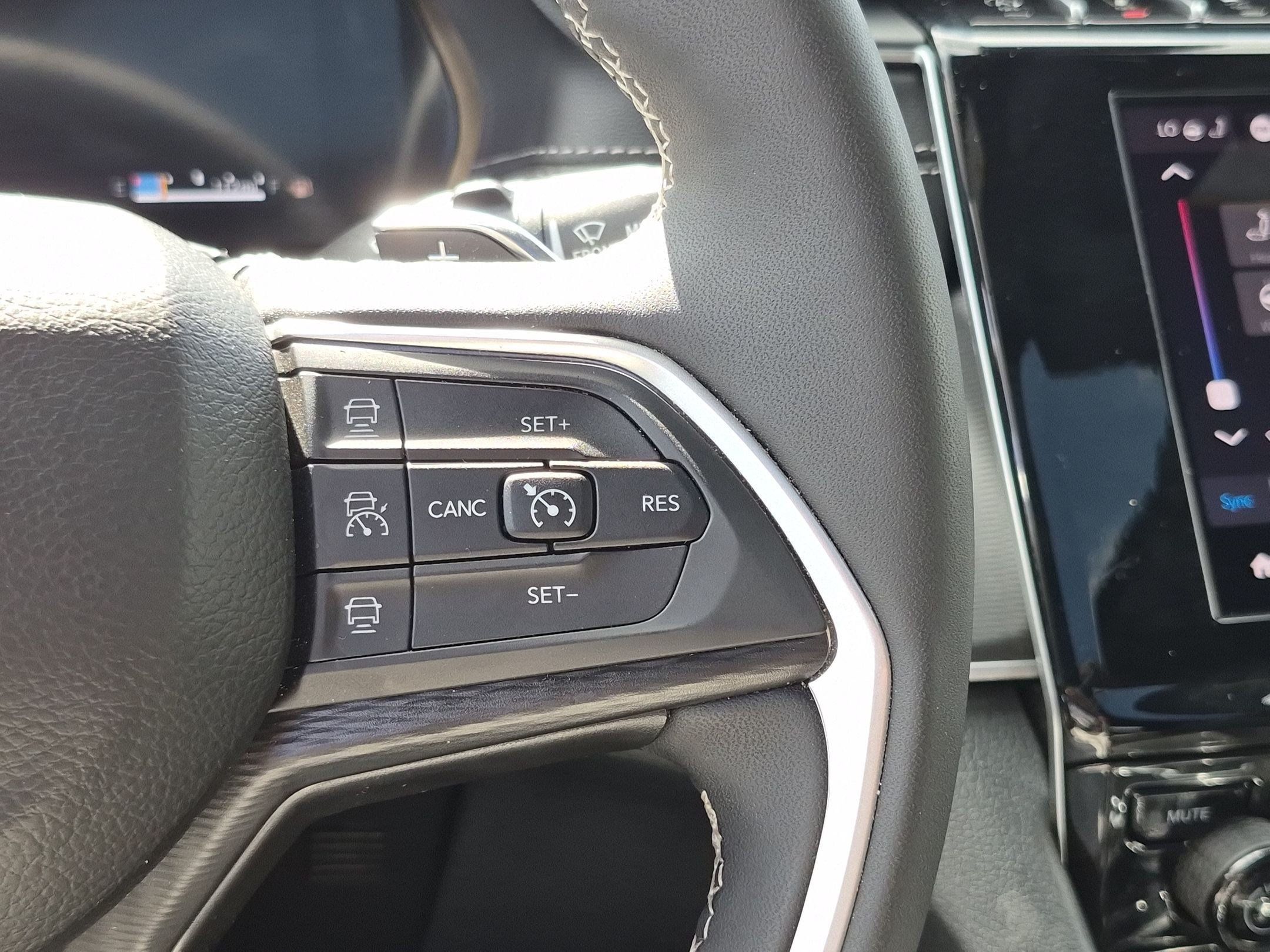 Used 2025 Jeep Grand Cherokee Laredo X w/ Luxury Tech Group I AWD/4WD image 15