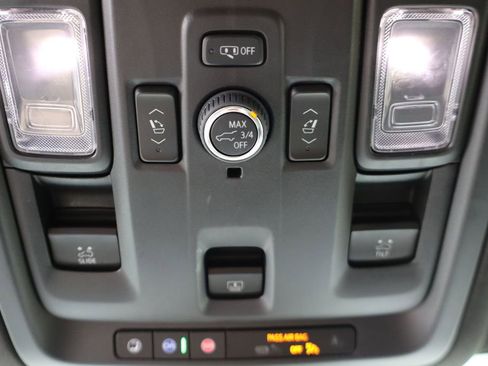 Used 2024 Cadillac Escalade Premium Luxury image 32