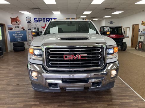 Used 2019 GMC Sierra 2500 SLT w/ Duramax Plus Package AWD/4WD image 4