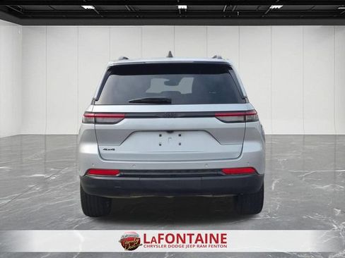 Used 2024 Jeep Grand Cherokee Altitude AWD/4WD image 4