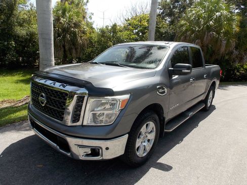 Used 2017 Nissan Titan SV RWD image 3