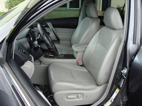 Used 2013 Toyota Highlander SE AWD/4WD image 7