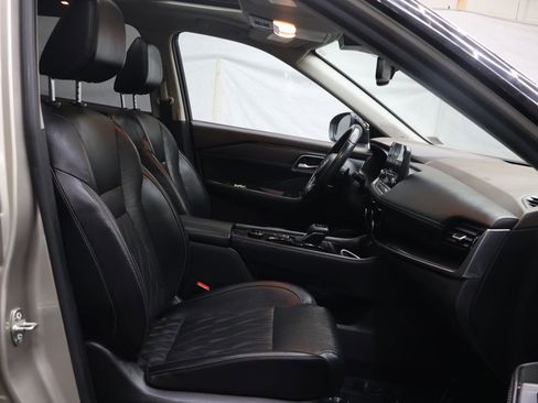 Used 2021 Nissan Rogue Platinum image 9