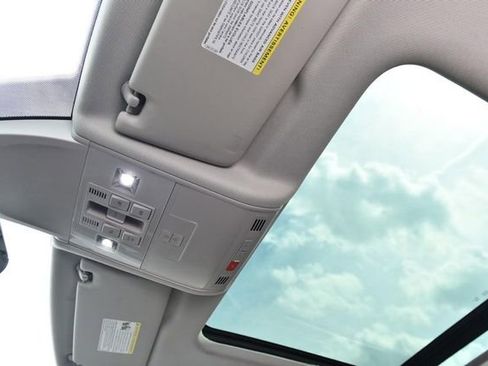 Certified 2024 Volkswagen Tiguan SE w/ Panoramic Sunroof Package image 21