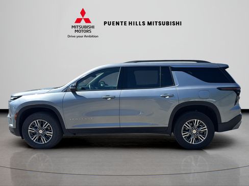Used 2025 Chevrolet Traverse LT FWD image 8