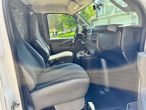 Used 2018 Chevrolet Express 2500 w/ Driver Convenience Package RWD image 15