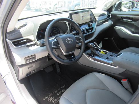 Used 2023 Toyota Highlander Limited FWD image 16