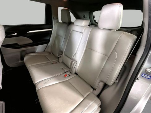 Used 2019 Toyota Highlander XLE FWD image 19
