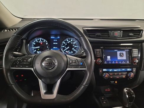 Used 2019 Nissan Rogue SV w/ Premium Package image 11
