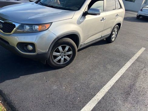 Used 2012 Kia Sorento LX w/ Convenience Pkg image 2