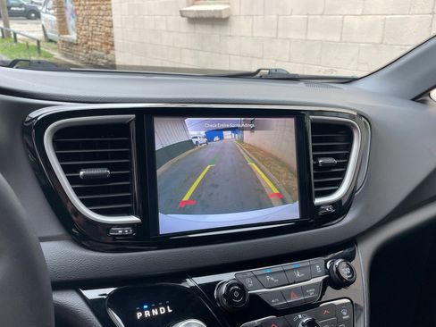 Used 2025 Chrysler Pacifica Select image 17