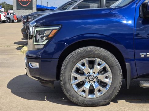 Used 2020 Nissan Titan SL w/ Moonroof Package image 7