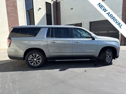 Used 2023 Chevrolet Suburban LT w/ Luxury Package AWD/4WD image 8