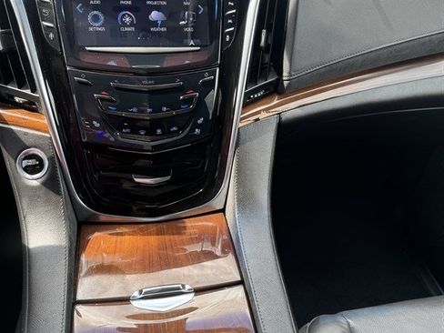 Used 2017 Cadillac Escalade Luxury AWD/4WD image 19