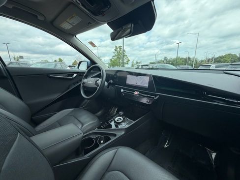 Used 2023 Kia Niro SX Touring FWD image 9