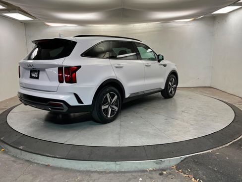 Used 2023 Kia Sorento S w/ Panoramic Sunroof Package image 5