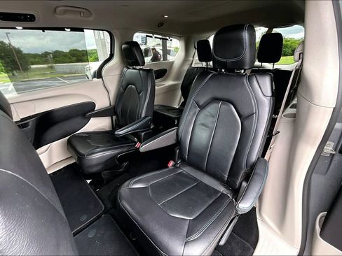 Used 2021 Chrysler Pacifica Touring-L FWD image 24