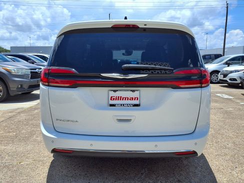 Used 2024 Chrysler Pacifica Touring-L FWD image 28