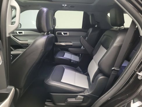 Used 2022 Ford Explorer XLT w/ Equipment Group 202A AWD/4WD image 18