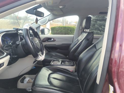 Used 2020 Chrysler Voyager Lxi image 9