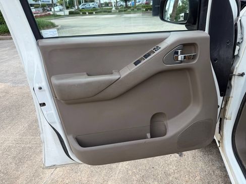 Used 2014 Nissan Frontier SV w/ SV Value Truck Package RWD image 11