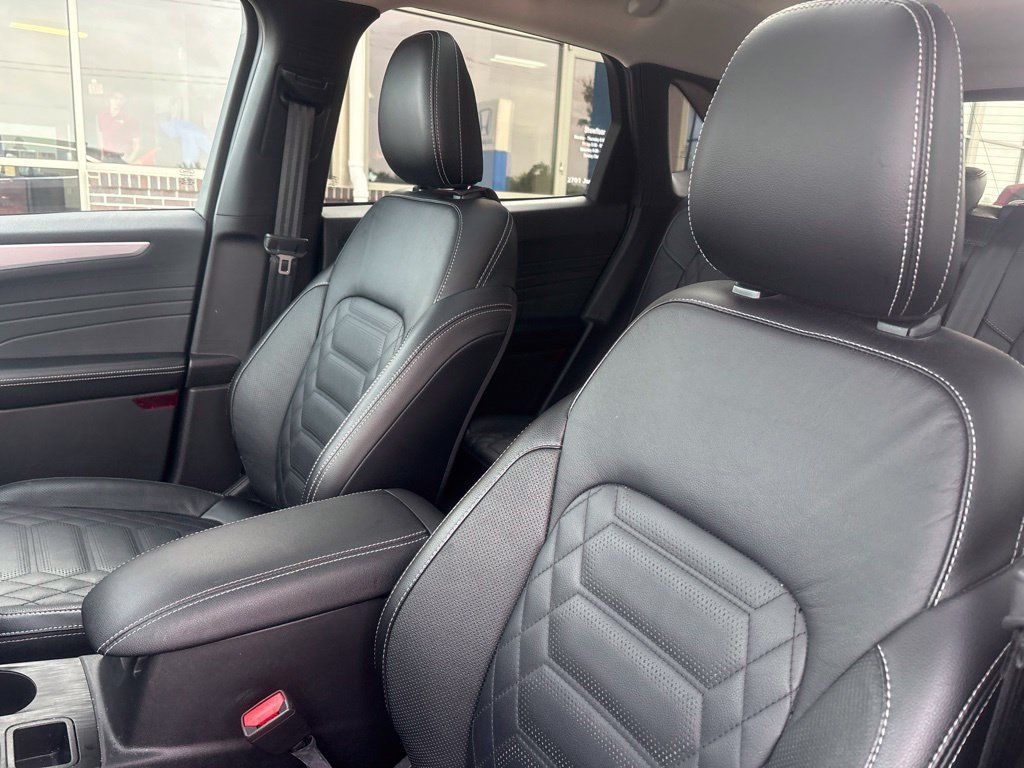 Used 2024 Ford Escape Platinum w/ Premium Technology Package AWD/4WD image 12