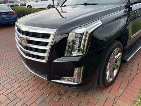 Used 2019 Cadillac Escalade ESV Premium Luxury image 2