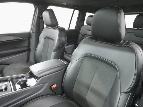 New 2025 Jeep Grand Cherokee Altitude image 11