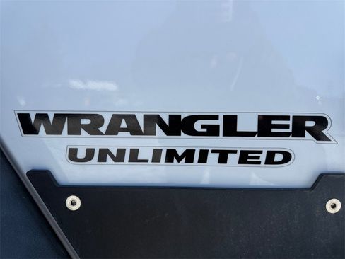 Used 2015 Jeep Wrangler Unlimited Rubicon w/ Connectivity Group image 17