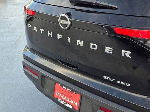 Used 2024 Nissan Pathfinder SV image 16