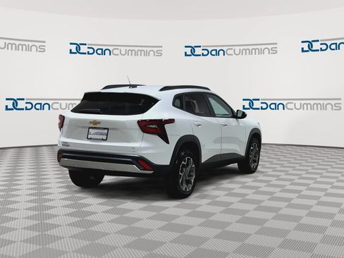 Used 2025 Chevrolet Trax LT FWD image 9