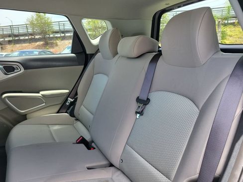 Used 2025 Kia Soul LX w/ LX Technology Package FWD image 10