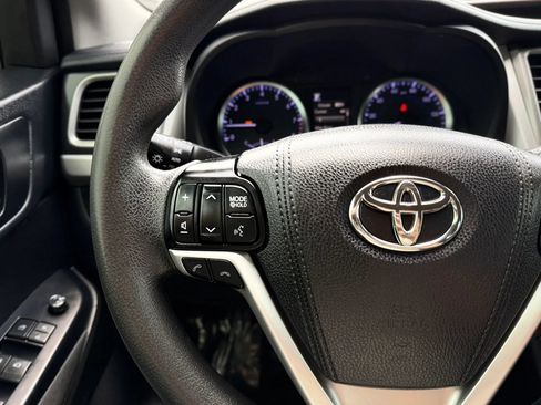 Used 2019 Toyota Highlander LE AWD/4WD image 28