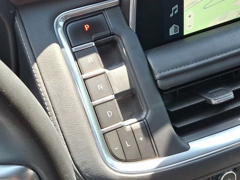 Used 2023 Chevrolet Tahoe Z71 w/ Luxury Package AWD/4WD image 15