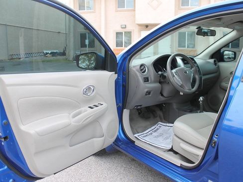 Used 2015 Nissan Versa SV FWD image 18