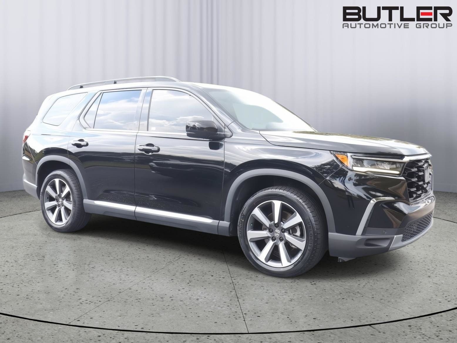 Used 2023 Honda Pilot Touring image 3