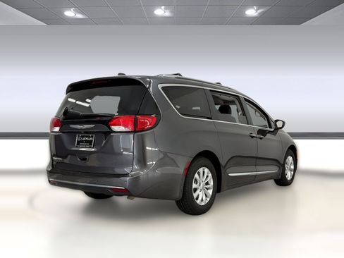 Used 2018 Chrysler Pacifica Touring-L FWD image 9