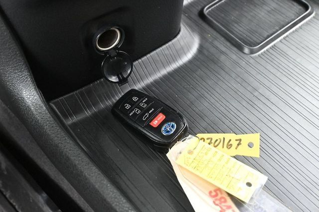 Used 2025 Toyota Sienna XLE FWD image 32