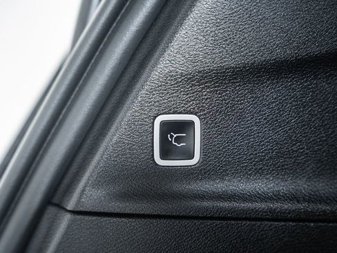 Used 2025 Chrysler Pacifica Select image 11