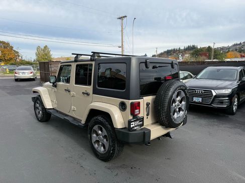 Used 2016 Jeep Wrangler Unlimited Sahara w/ Connectivity Group image 7
